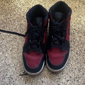 Nike Men's Black and Red High-Top Athletic Sneakers